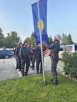 Člani B PGD Ponova vas pri spustu tekmovalne zastave.